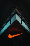 devanture d'un magasin avec une Enseigne nike orange éclairé dans le noir