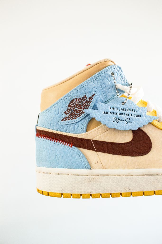 Paire de chaussure air jordan nike bleu et beige