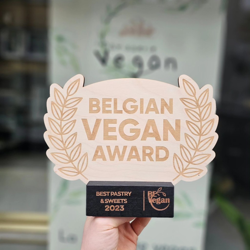 La Pâtisserie Vegan, située rue Sainte-Walburge dans le nord de Liège, a été couronnée meilleure pâtisserie végane de Belgique lors des Belgian Vegan Awards 2023. À la tête de cet établissement se trouve Nicolas Bastille, lui-même végétalien depuis plusieurs années. Cette reconnaissance récompense un travail acharné, marqué par des recherches, de l’innovation et de l’imagination. Les créations sucrées de La Pâtisserie Vegan sont à la fois fondantes et 100% végétales, sans beurre, œufs ni crème. Nicolas Bastille, animé par la passion et la volonté de réduire la souffrance animale, propose des alternatives savoureuses issues du monde végétal. Son rêve s’est réalisé grâce au soutien des clients et du jury, qui ont salué la finesse de ses créations. Une victoire bien méritée pour cette adresse gourmande qui prouve que l’on peut se régaler tout en respectant nos convictions. 
