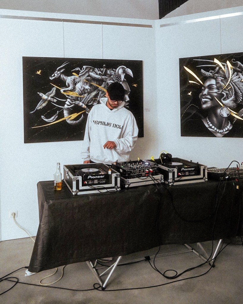 Un moment clé du premier événement @flem.off : un artiste derrière les platines, entouré des œuvres percutantes de l’artiste liégeois @noir_artist. Les visuels saisissants, combinés à la musique immersive, ont transporté les participants dans une expérience sensorielle unique, marquant le début d’une série d’événements où l’art et la musique ne font qu’un.